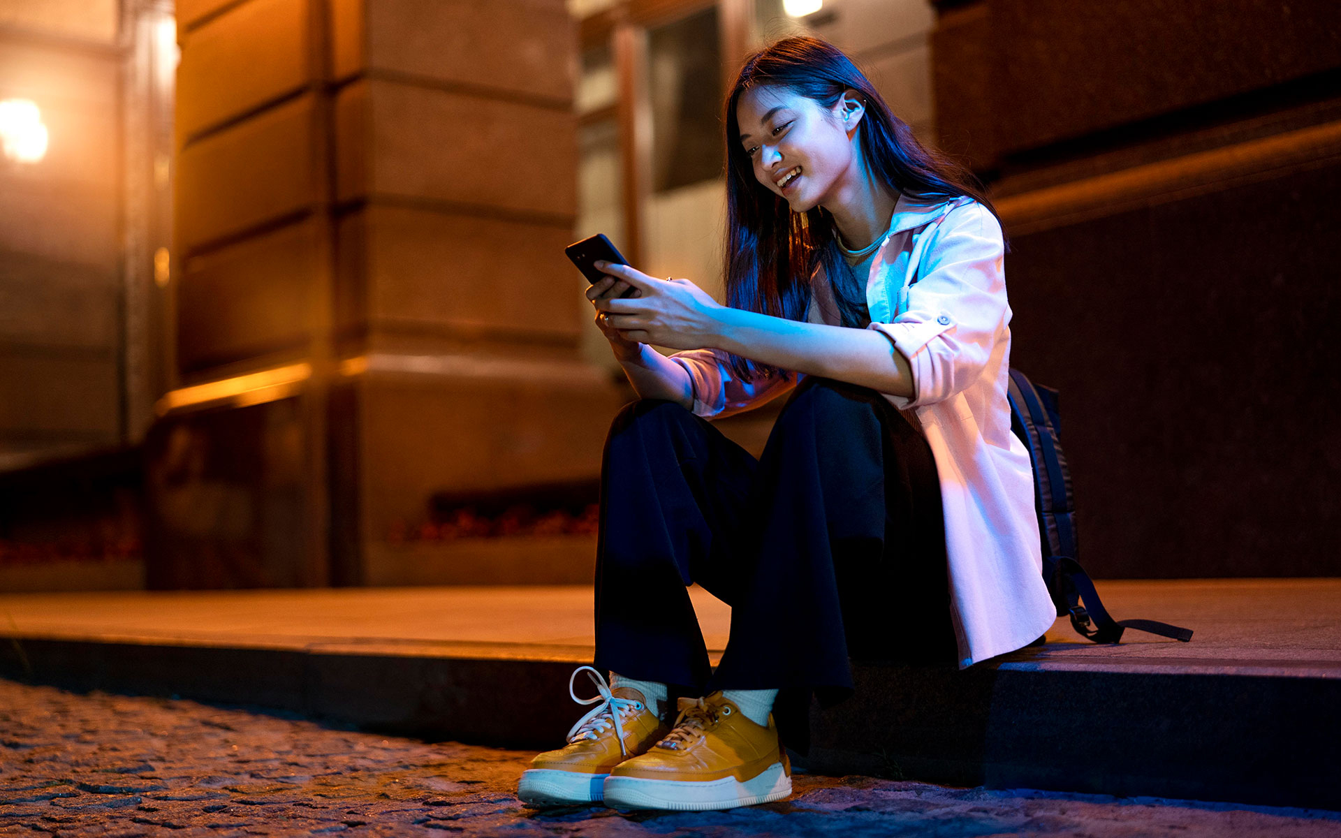 Pessoa conectada na cidade à noite